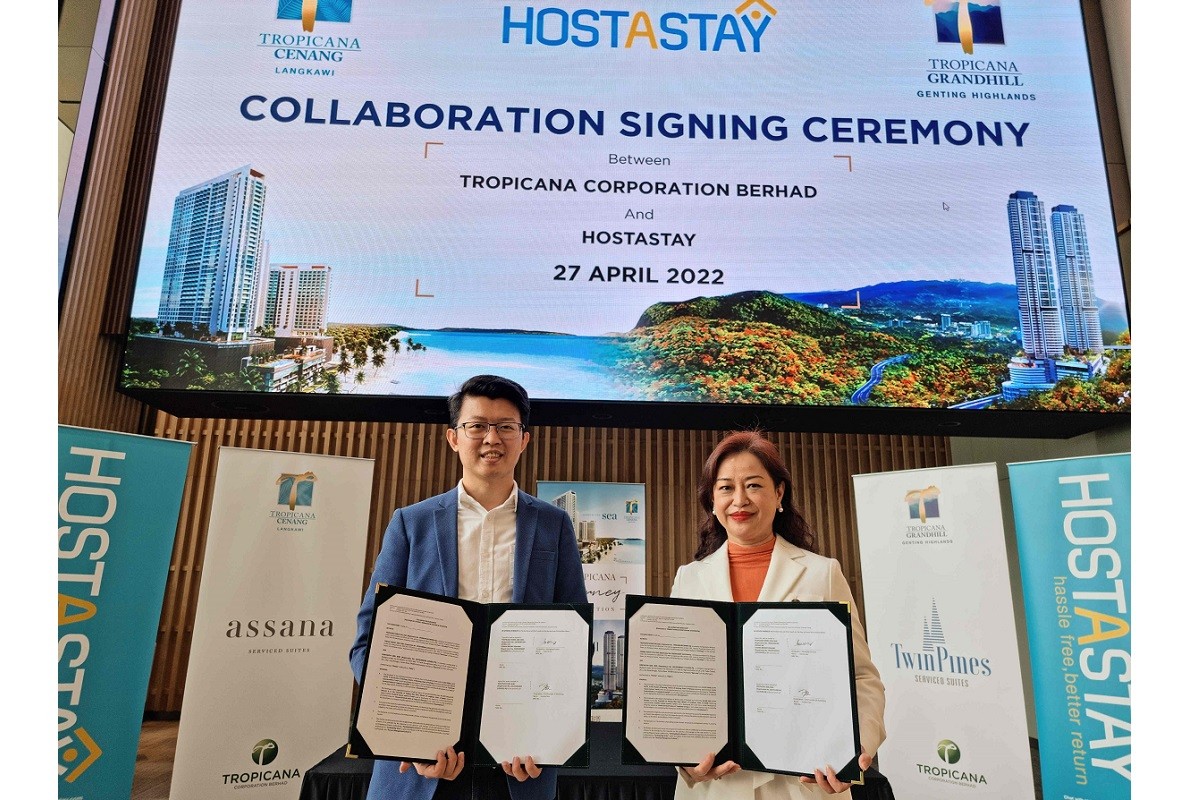 Joanne Lee inked the MoU with Jordan Onn.jpg
